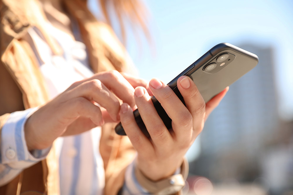 智能手機(jī)響應(yīng)式網(wǎng)站設(shè)計策略實施與行業(yè)發(fā)展動向研究